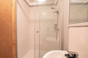 2 bedrooms, desk, Internet - Host Stay Hanover Apartment (Swansea)