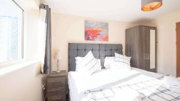 House | 2 bedrooms, desk, Internet