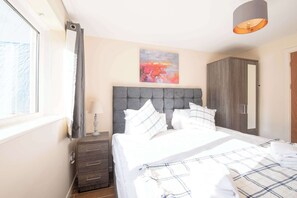 Hus | 2 sovrum, skrivbord och internet