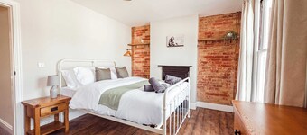 Host Stay Sherrington Road Abode