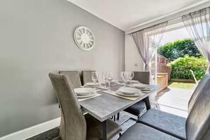 House | 3 bedrooms, desk, Internet