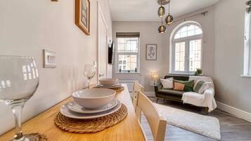 Apartment | 1 bedroom, desk, Internet