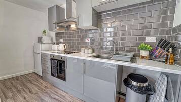 Apartment | 2 bedrooms, desk, Internet