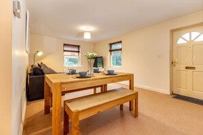 Apartment | 2 bedrooms, desk, Internet