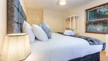 Apartment | 2 bedrooms, desk, Internet