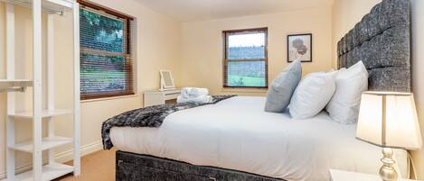 Apartment | 2 bedrooms, desk, Internet