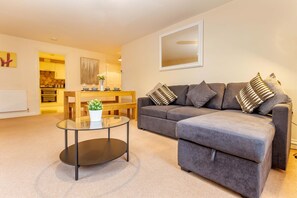 Apartment | 2 bedrooms, desk, Internet