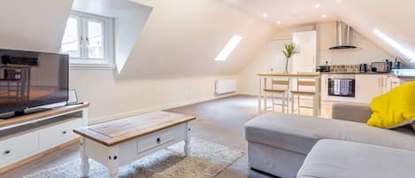 Apartment | 1 bedroom, desk, Internet