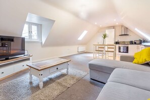 Un moderno apartamento tipo loft con comedor, cocina y sala de estar.