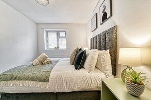 House | 2 bedrooms, desk, Internet