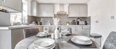 House | 2 bedrooms, desk, Internet