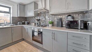 2 عدّة غرف نوم ومكتب وخدمة الإنترنت