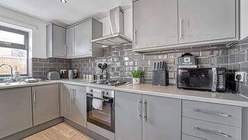 House | 2 bedrooms, desk, Internet