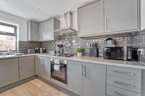 House | 2 bedrooms, desk, Internet - Host Stay Rose Cottage (Worcester)