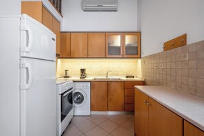 Kühlschrank, Ofen, Herdplatte, Wasserkocher mit Kaffee-/Teezubehör