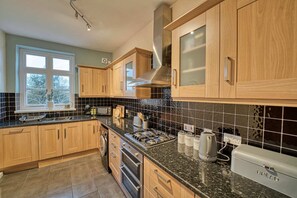 2 عدّة غرف نوم ومكتب وخدمة الإنترنت