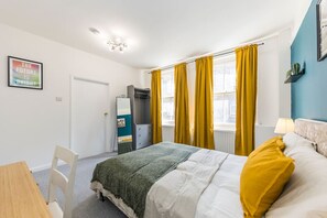 1 bedroom, desk, WiFi