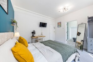 1 bedroom, desk, WiFi