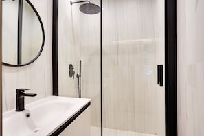 Apartment | Bathroom | Hair dryer, towels, shampoo - Chic Apt With Garden - 1bd/2p - Neuilly-sur-seine (Neuilly-sur-Seine)