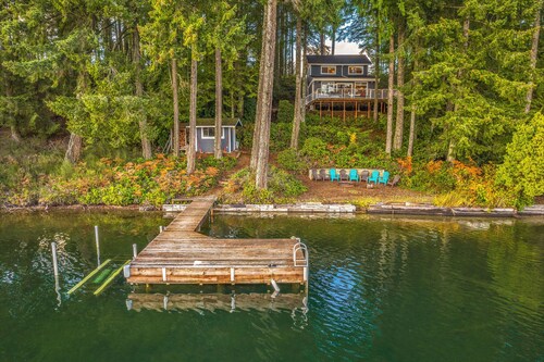 Lakefront retreat with view, deck & private dock