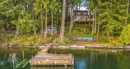 Lakefront retreat with view, deck & private dock