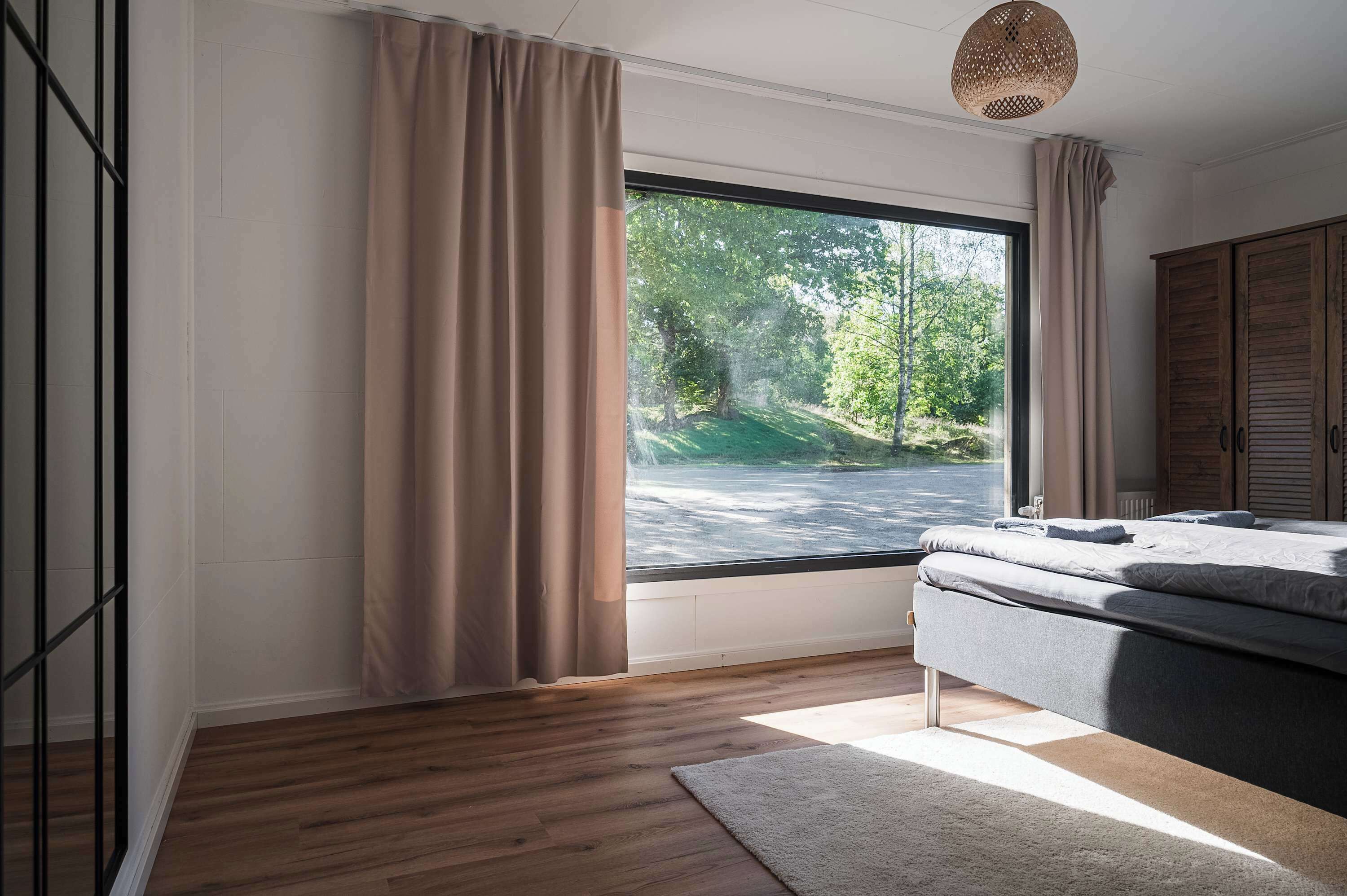 8 bedrooms, WiFi, bed sheets