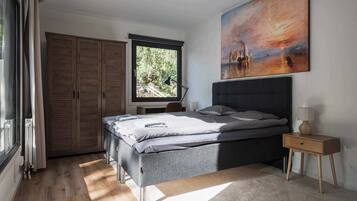 8 bedrooms, WiFi, bed sheets