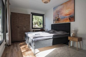 8 bedrooms, WiFi, bed sheets - Ladhus Two - Stylish Cliff Home with Sauna & Jetty (Floda)