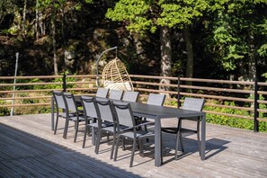 تناول الطعام بالخارج