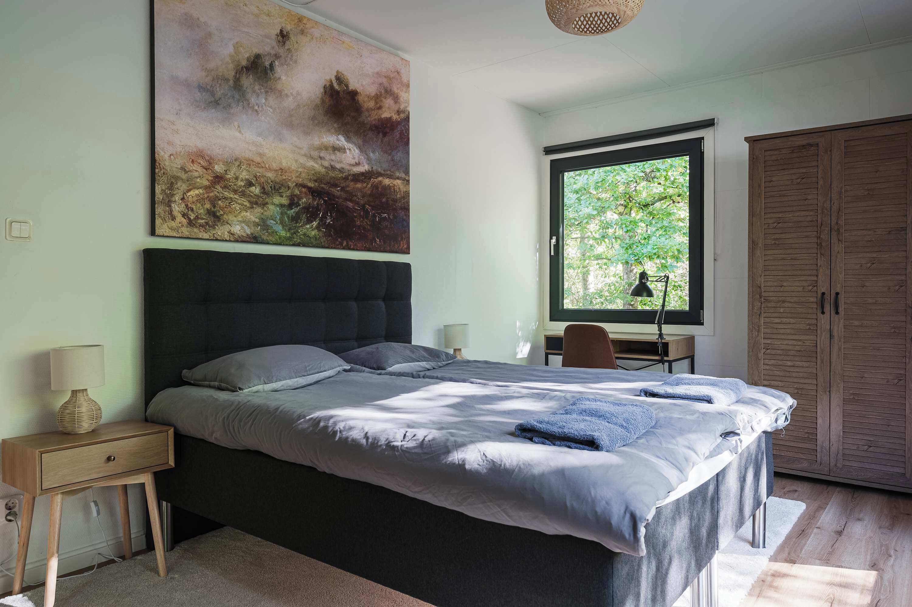 8 bedrooms, WiFi, bed sheets