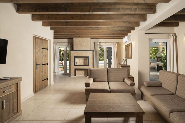 TV, fireplace - Villa Nocciola near the Sea with Private Pool and Sauna (Pula)