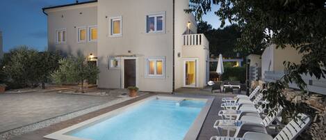 Una piscina al aire libre, una piscina climatizada