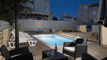 Een buitenzwembad en een verwarmd zwembad