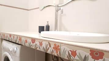 Umweltfreundliche Kosmetikartikel, Haartrockner, Bidet, Handtücher