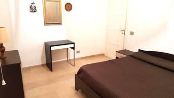 1 Schlafzimmer, Schreibtisch, Bügeleisen/Bügelbrett, Reisekinderbett