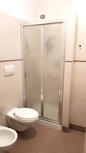 Articles de toilette écologiques, sèche-cheveux, bidet