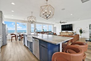 Geladeira, micro-ondas, fogão, cooktop