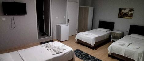 Habitación cuádruple Deluxe, balcón, vistas a la ciudad | Sistema de insonorización y wifi gratis