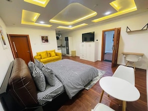 2 bedrooms, desk, laptop workspace, blackout drapes - Crownbee Luxury Apartment (Abuja)