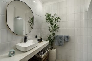 Superior Room, Balcony, Garden View | Bathroom | Shower, hair dryer, slippers, towels - Casa Amor by GORO (Canggu)