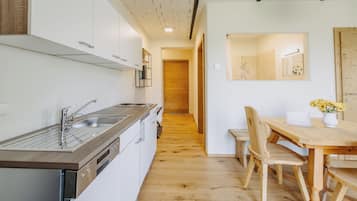 Deluxe Quadruple Room, Garden View | Private kitchen