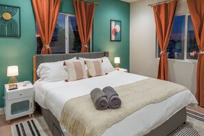 3 slaapkamers, een bureau, een strijkplank/strijkijzer, reisbedje