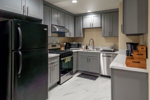 Een koelkast, een microgolfoven, een oven, een kookplaat