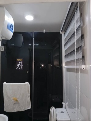 Luxury Room | Bathroom | Towels, soap, toilet paper - Appleville Suites (Lagos)