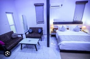Luxury Room | Living area - Appleville Suites (Lagos)
