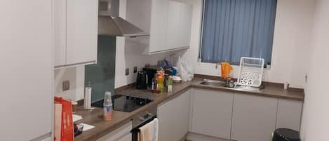 Frigorífico, microondas, horno y placa de cocina