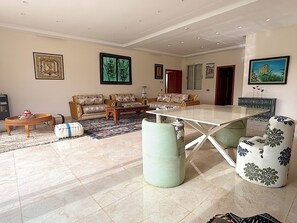 المنشأة من الداخل