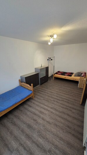 3 slaapkamers, een strijkplank/strijkijzer, wifi, beddengoed