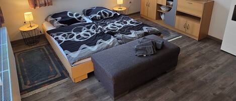 3 habitaciones, tabla de planchar con plancha, wifi y ropa de cama