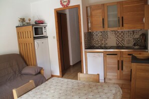 Appartement | Privékeuken | Een koelkast, een microgolfoven, een oven, een vaatwasser